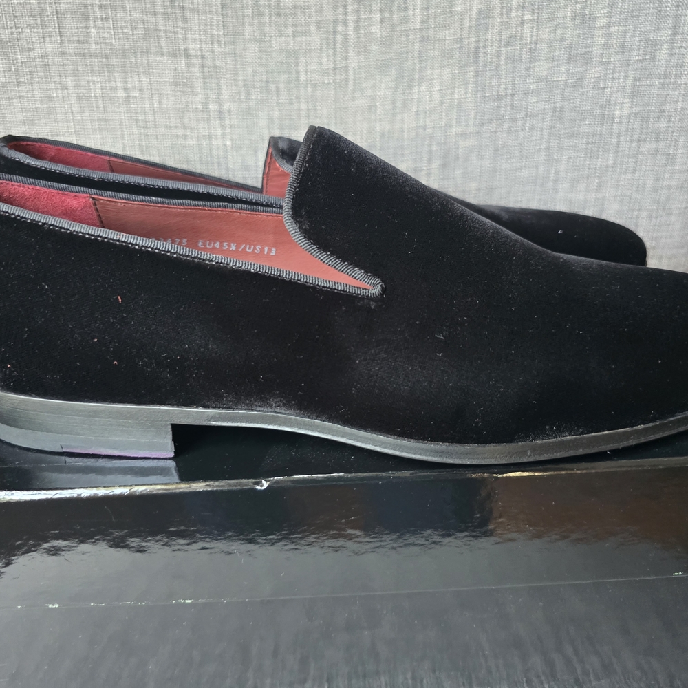 Magnanni Black Loafers with Classic Design